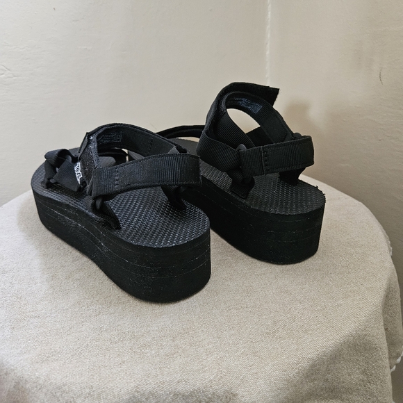 Teva Flatform Universal Sandal Size 9. - Picture 3 of 9